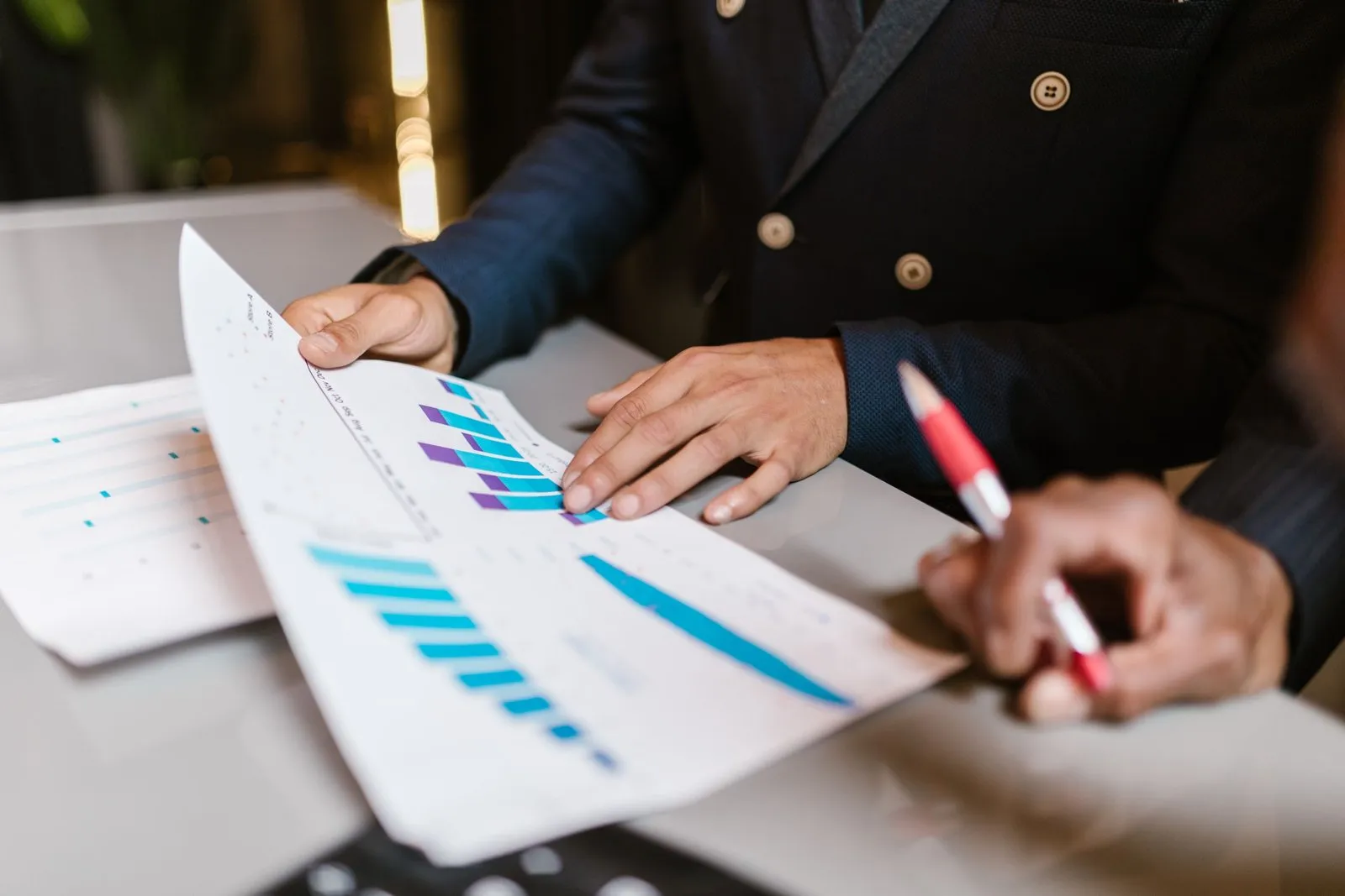 Tableau de bord de gestion de la performance avec objectifs, courbes de progrès et feedback d'équipe